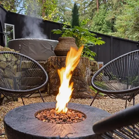 The Black Nest - Hot Tub Romantic Getaway